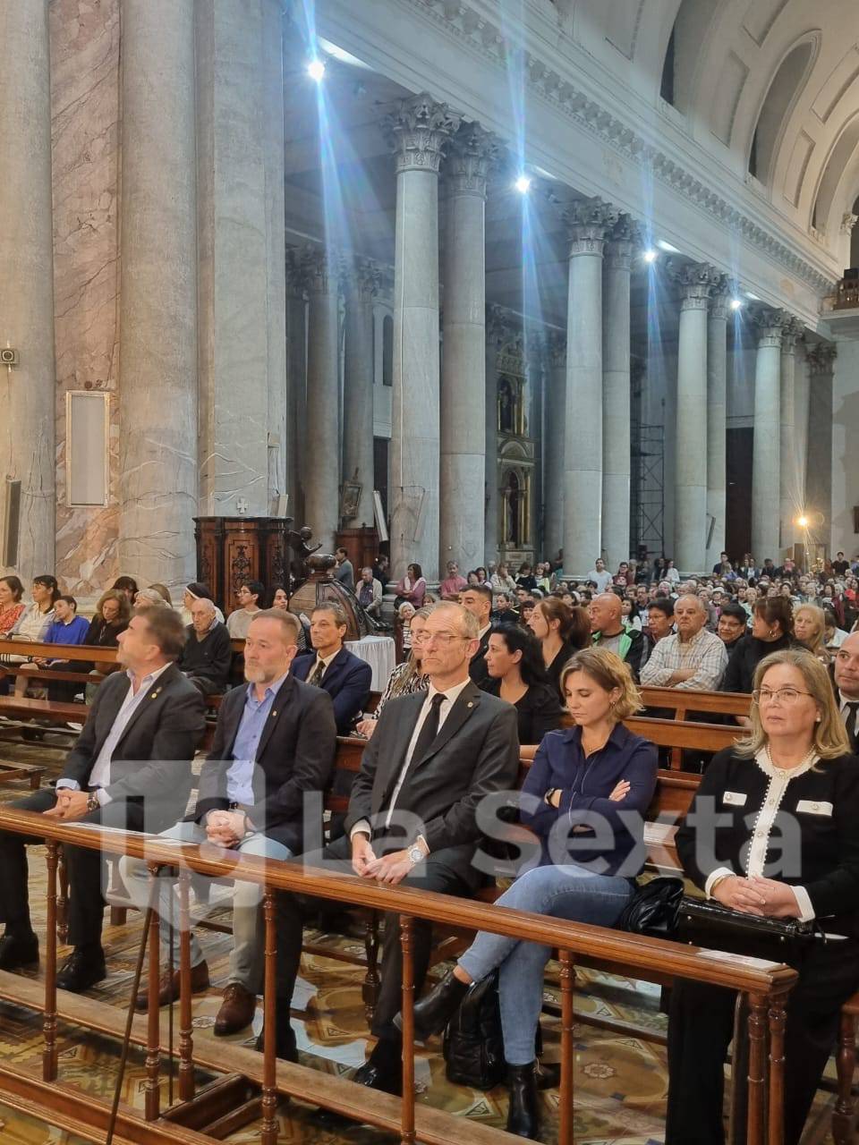 Funcionarios misa exequial.jpg