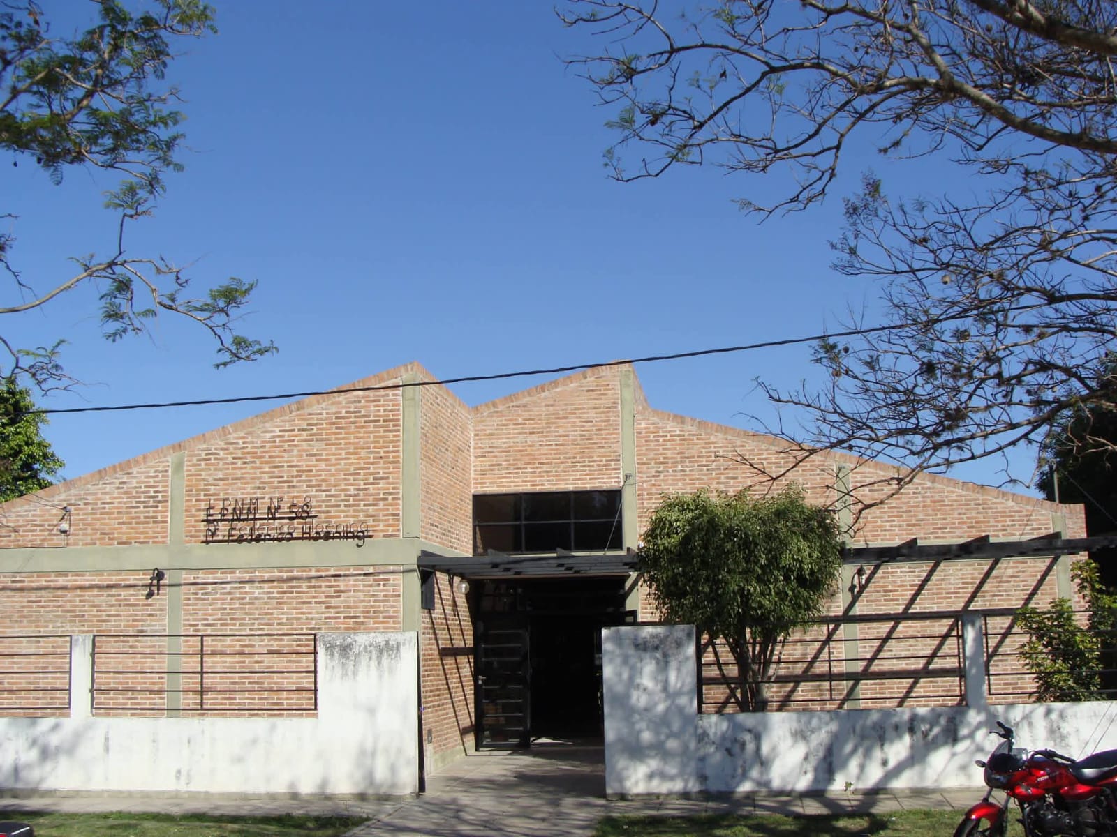 La Escuela Secundaria para Adultos N° 27 comparte edificio con  E.E.T. N° 58 DR. Federico Hoenig, en el turno noche.