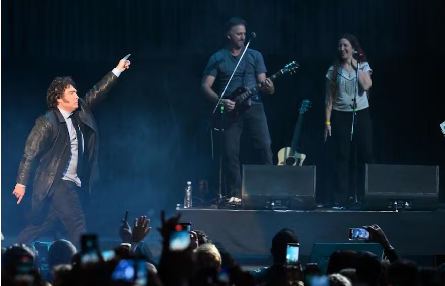 Joaquín Benegas Lynch y Javier Milei LUIS ROBAYO - AFP.jpg