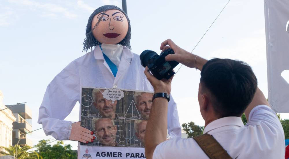 Muñeco protesta.jpg