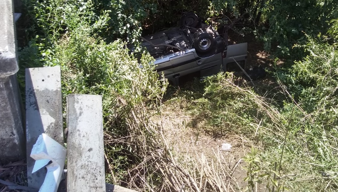 camioneta cayó bajo un puente en el quebrachook