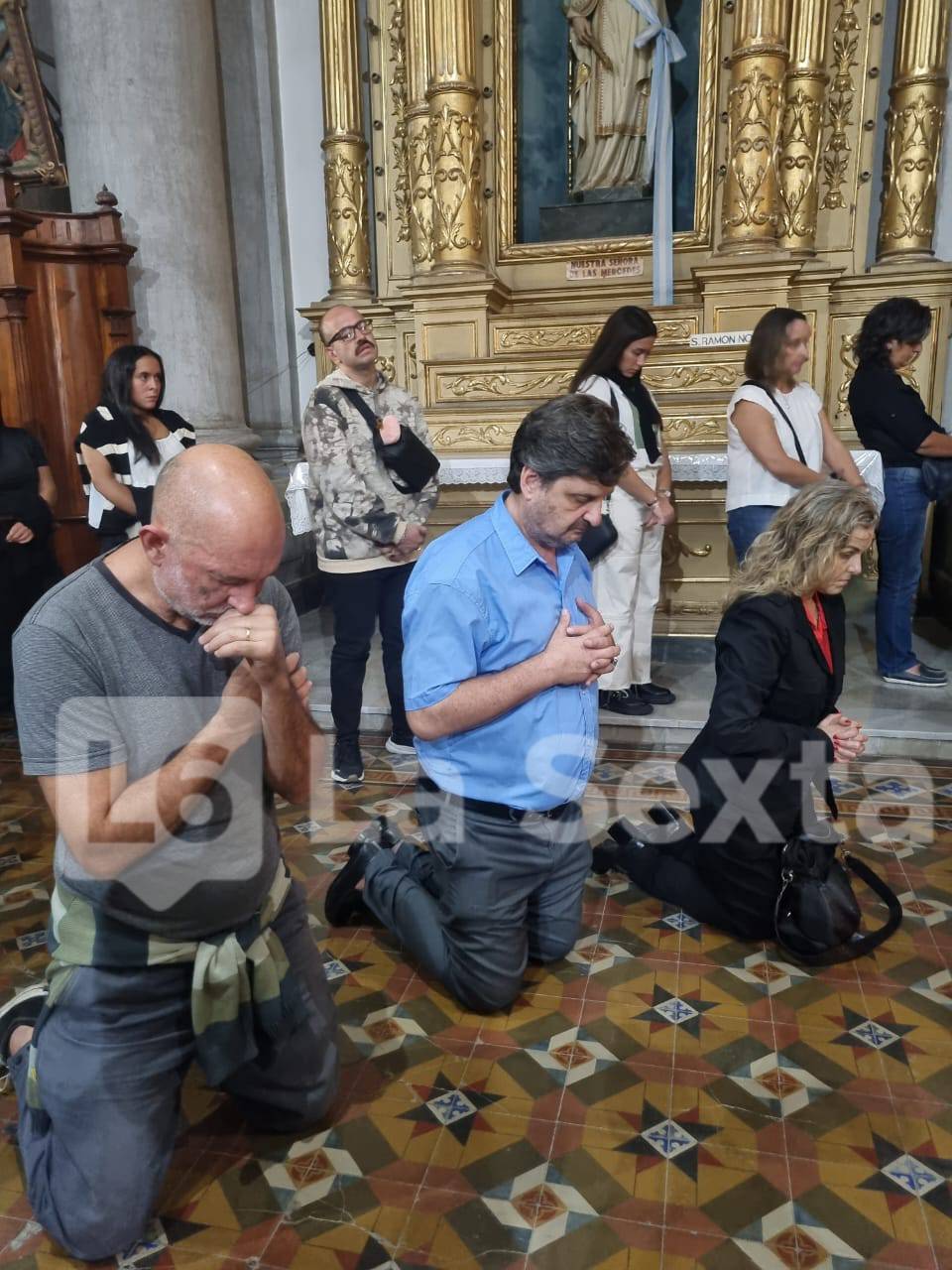 feligreses rezo por el papa.jpg