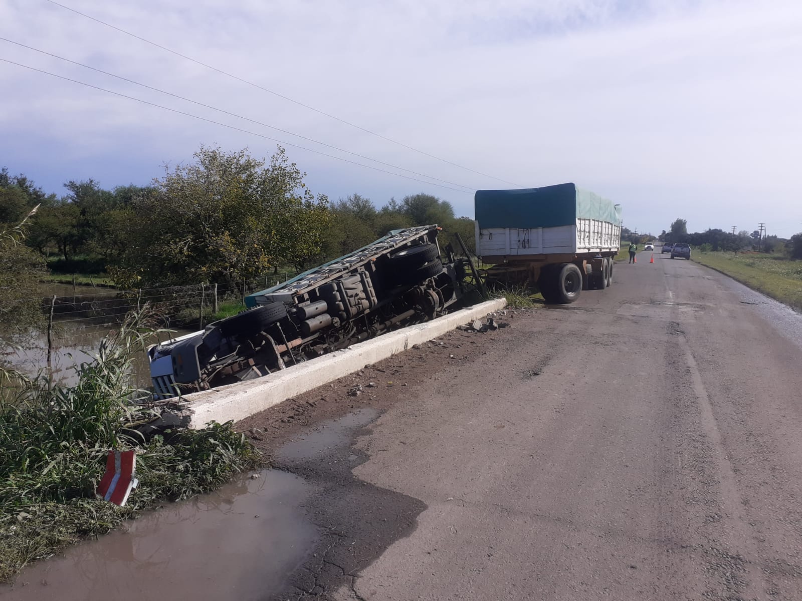 impactantes imágenes camión caído puente bovril 2.jpg