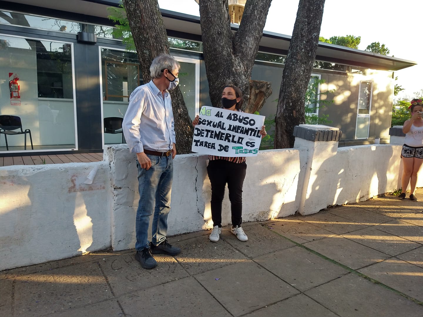 juez vega recibe manifestantes contra el abuso
