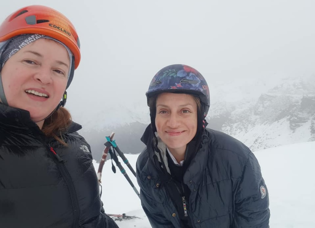 mujer fallecida en el glaciar y amiga