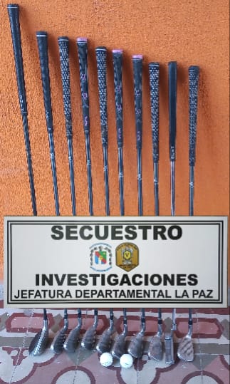 palos de golf secuestrados.jpg