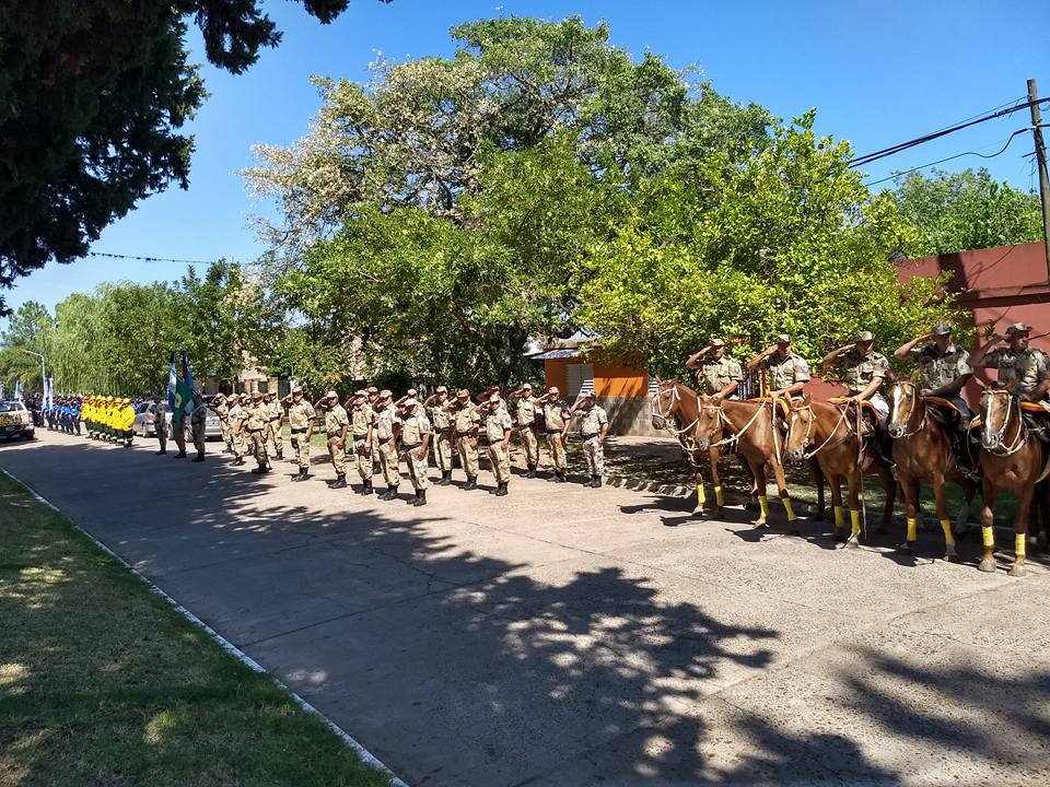 policia fuera del cementerio
