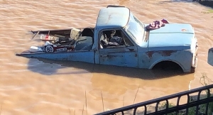 La Paz: una camioneta se fue al río cuando intentaban bajar una embarcación