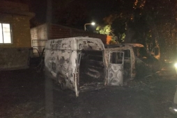 Así quedaron las ambulancias que se incendiaron en Santa Elena: 