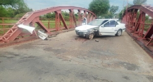 Fuerte impacto de un auto en el Puente Rojo de La Paz: una mujer y su hija resultaron heridas