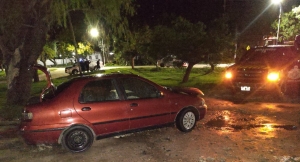 Se prendió fuego un auto en Santa Elena