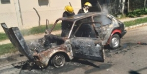 Una familia transitaba por Bovril, cuando el auto se les prendió fuego