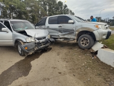 Fuerte choque entre dos camionetas en el acceso a La Paz: un niño resultó herido