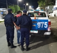 Santa Elena: detuvieron a un ladrón que quedó enganchado en el cerco de una casa y acorralado por los perros