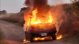 Hallan un auto incendiado en La Paz: el dueño denunció que se lo robaron